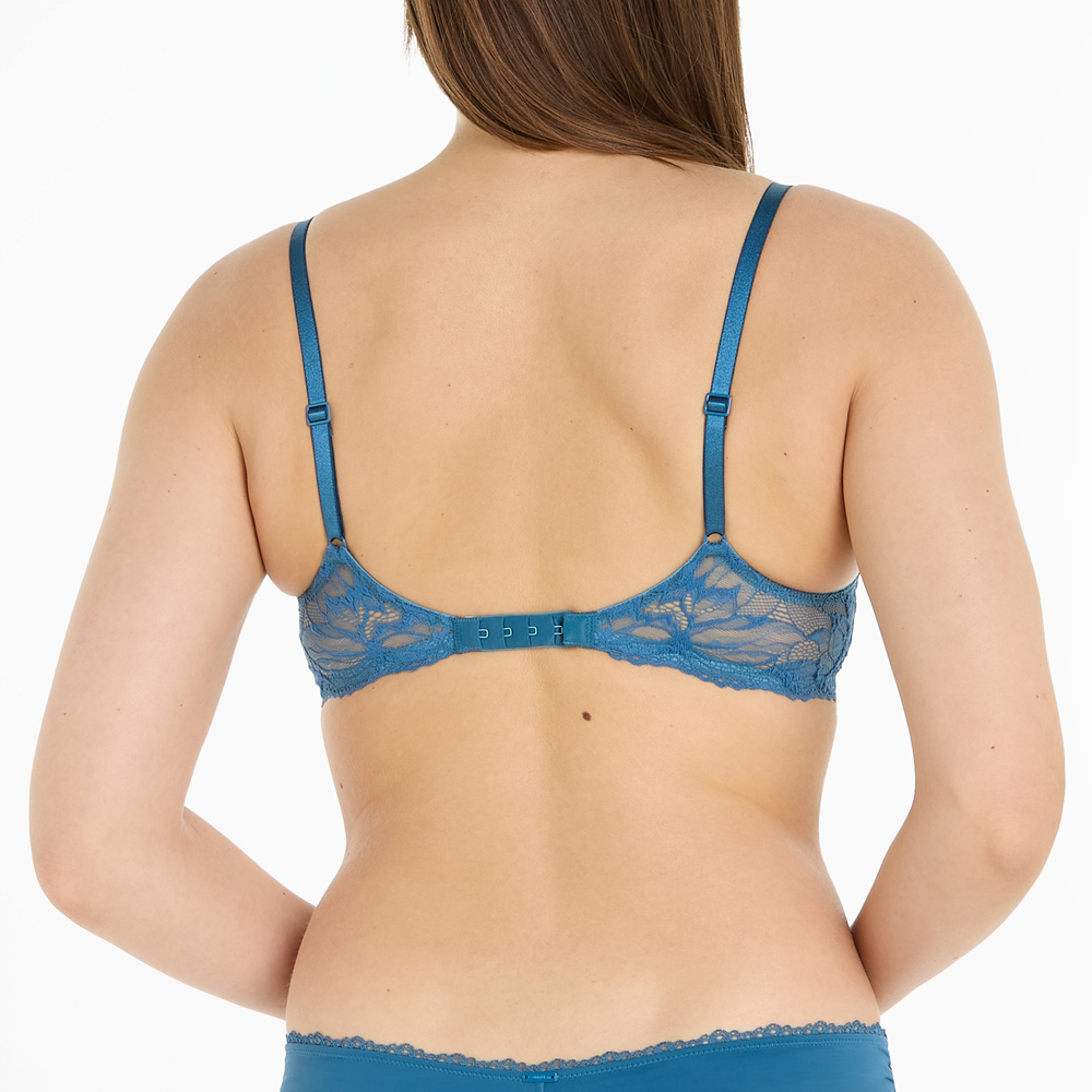 Calvin Klein Womens Liquid Touch Lightly Lined Plunge Bra : :  Clothing, Shoes & Accessories