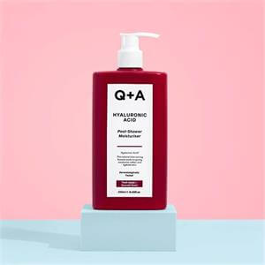 Hyaluronic Acid Post-Shower Moisturiser — Q+A | مرطب للجسم يُستخدم بعد الاستحمام مباشرة لحبس الرطوبة